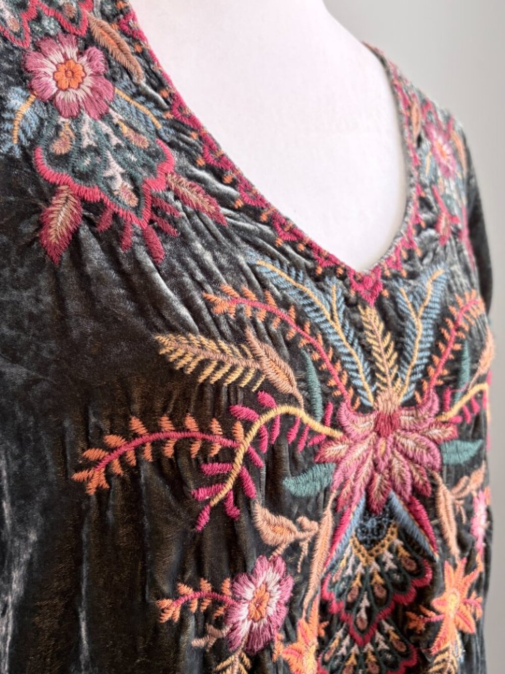 Johnny Was Velvet Top Long Boho Luxury Festival Embroidered V-Neck Green Size S - Picture 7 of 16